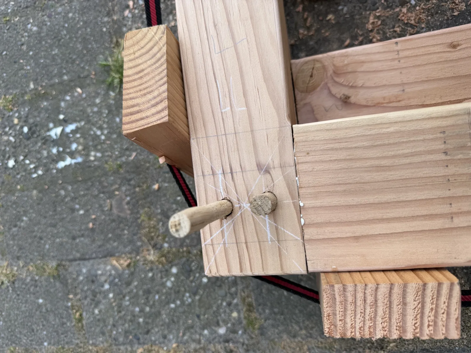 Eikenhouten tog door een pen-en-gatverbinding in het Douglas raamwerk