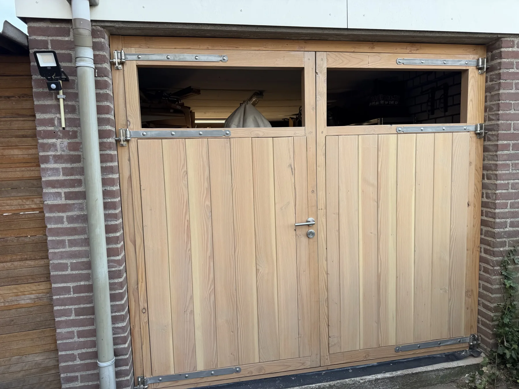 Garagedeur in aanbouw: passen tot het klopt
